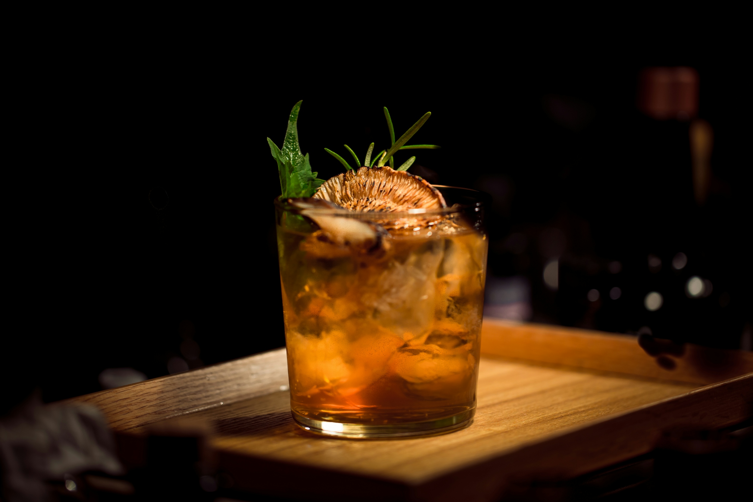 Barman préparant un cocktail